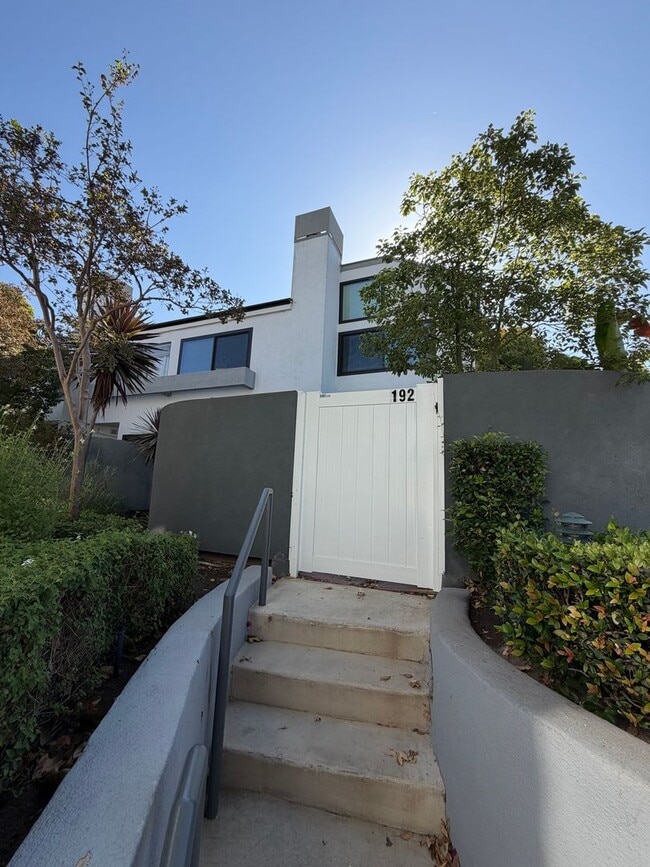 Building Photo - 2 bed, 2.5 bath Le Parc townhome