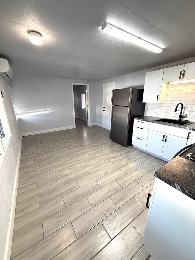 Building Photo - Charming Renovated 2-Bed / 1-Bath Mobile Home for Rent in Bradenton – Available Now!