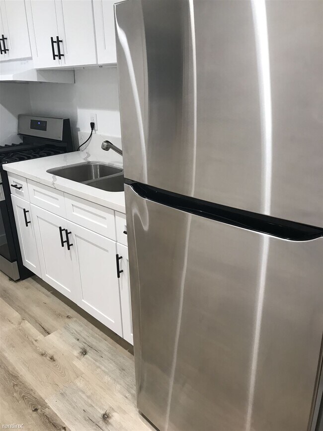 Building Photo - Studio, 1 bath Triplex - 919 North Stanley...