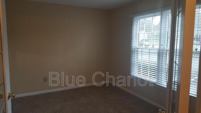 Foto del edificio - 121 Hollow Oak Drive
