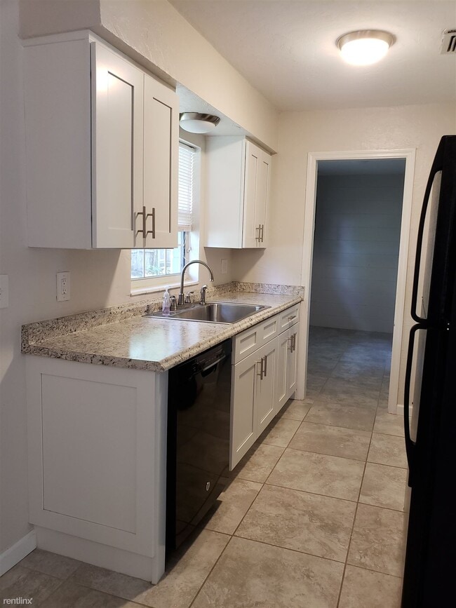 Building Photo - 3 br, 1 bath House - 420 Southeast 4th Avenue