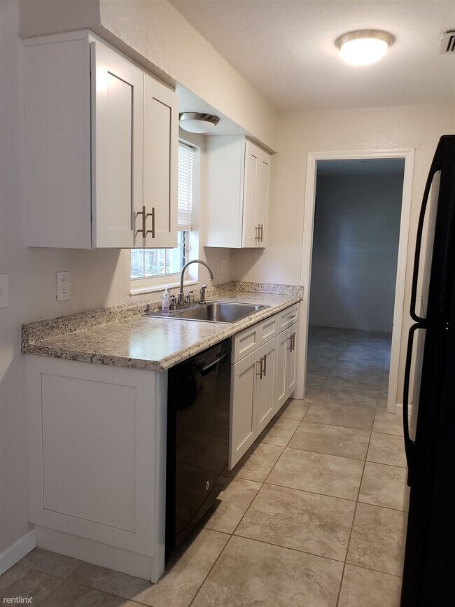 Foto del edificio - 3 br, 1 bath House - 420 Southeast 4th Avenue