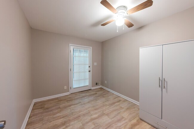 Foto del edificio - 6117 Johnson Rd