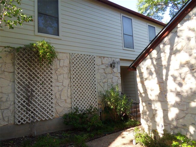 Foto del edificio - 6908 Dogwood Hollow