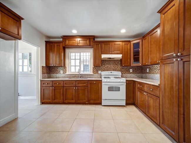 Foto del edificio - 243 N Berendo St