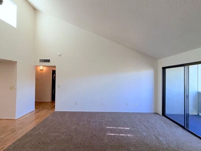 Foto del edificio - Rollin' on the River - Top Story Riverfront Condo