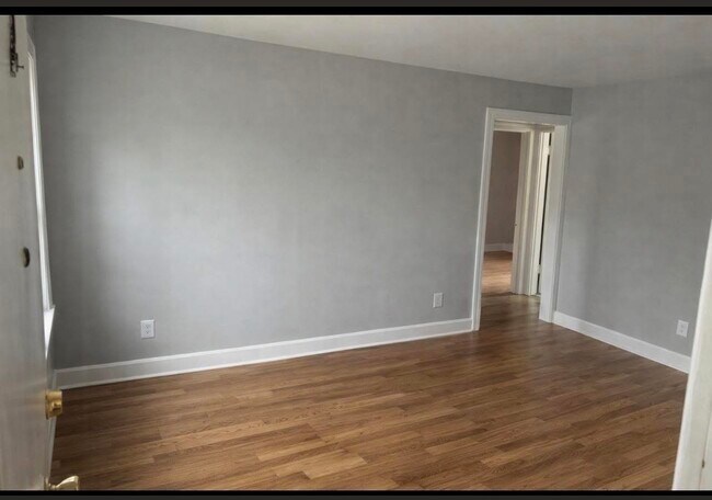 Sala de estar. Madera noble - 1736 Deerwood Ave