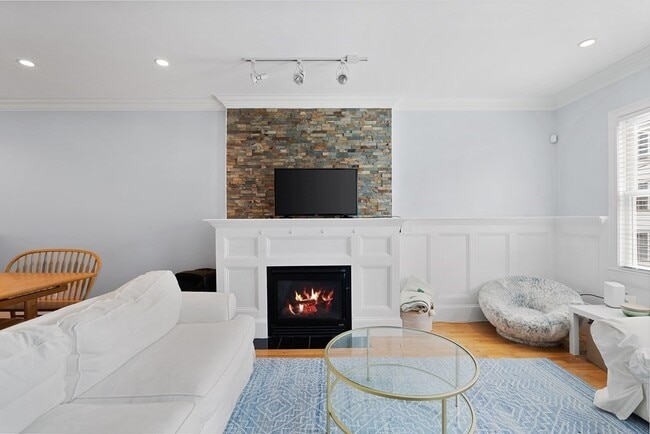 Building Photo - 72 Baxter St