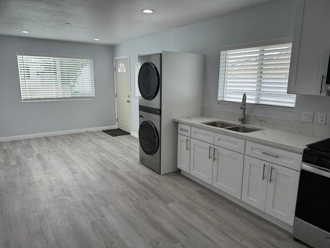 Looking towards living space - 1363 Hudspeth St