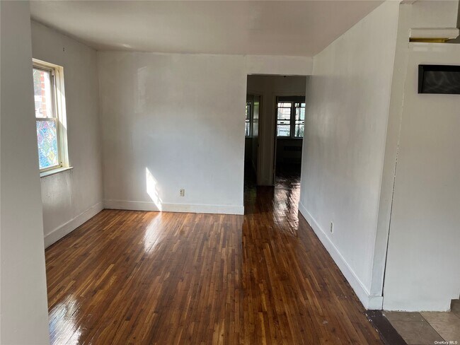 Building Photo - 701 E 79th St