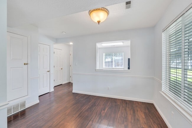 Building Photo - 1 N S Gate Lp