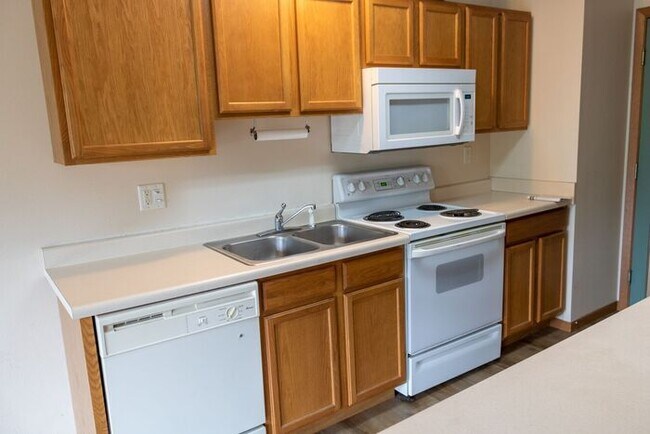 Foto del edificio - $1,550 | 2 Bedroom, 2.5 Bathroom Multi Floor Town Home | Pet Friendly* | Available for Immediate ...