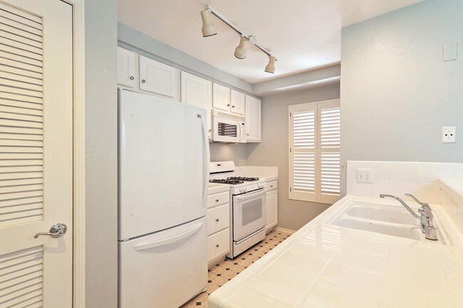 Building Photo - Rare Top-Floor Condo at Parkwoods