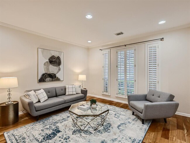 Foto del edificio - 8227 Fern Bluff Ave