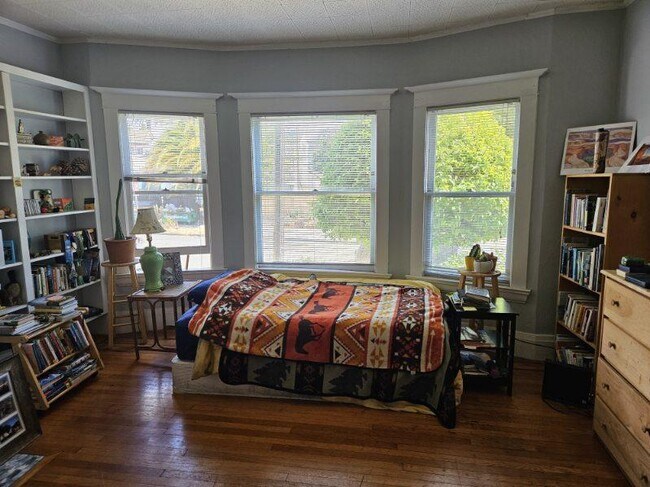 Bay Window/ Bright! - 2339 Ward St