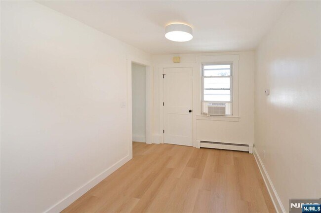 Foto del edificio - 244 Van Winkle Ave