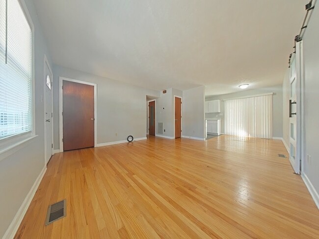 Foto del edificio - 3320 Forest Lake Dr