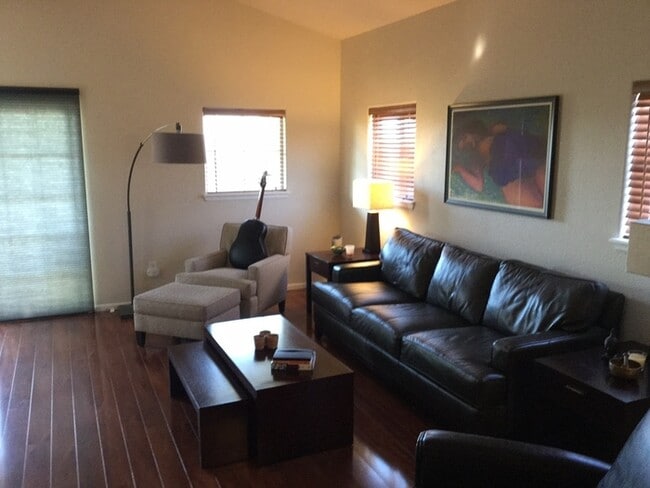 Building Photo - Wonderful 2 Bed, 2 Bath Condo is Southeast...