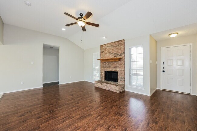 Foto del edificio - 3724 Clear Brook Cir