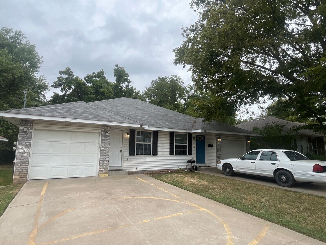 Foto principal - Check this out!!! Great duplex ready for y...