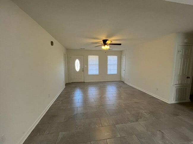 Foto del edificio - 1030 Simpson Cove