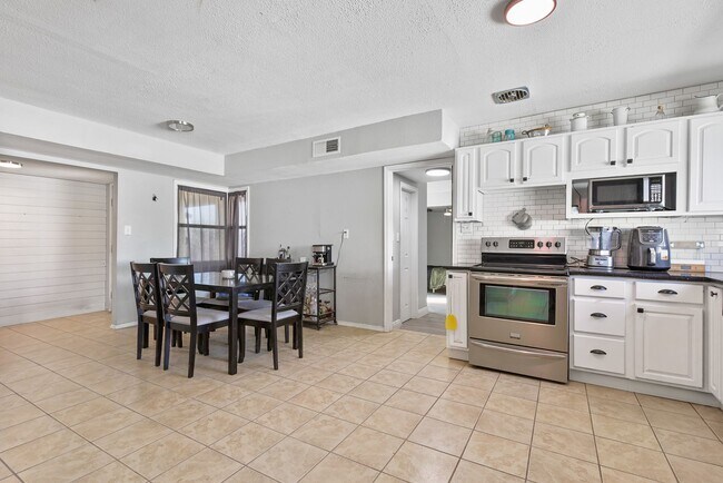 Foto del edificio - Roomy 3 Bedroom Home with a Fireplace