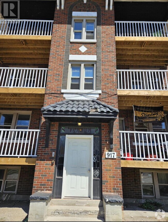 Building Photo - 917-917 Main St E