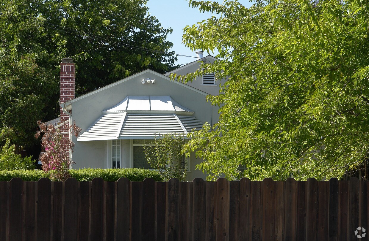 Building Photo - 28323-28379 Ruus Rd