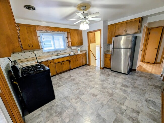 Kitchen - 4932 N Normandy Ave