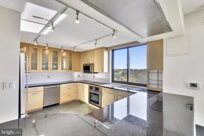 Foto del edificio - 7420 Westlake Terrace