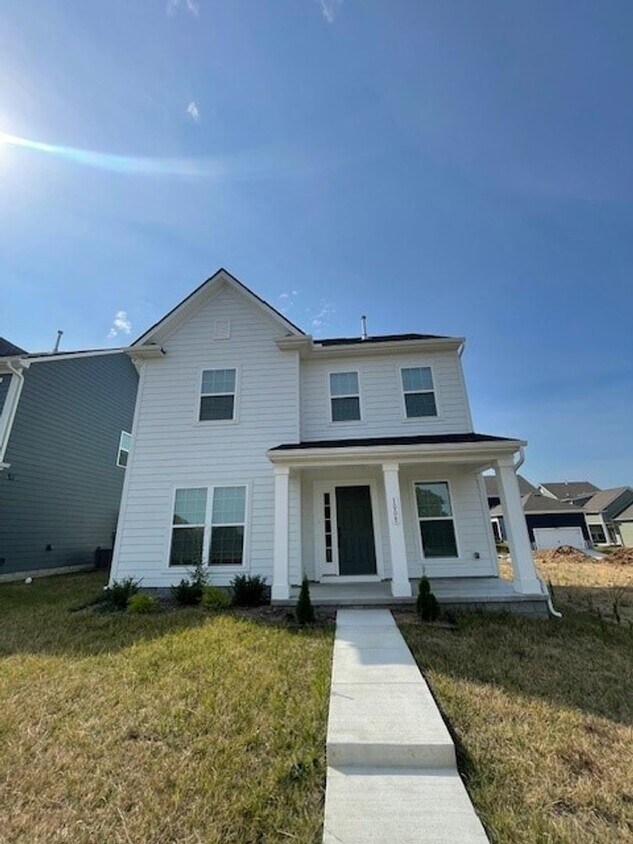 Foto principal - Like New Large home in Brentwood Area