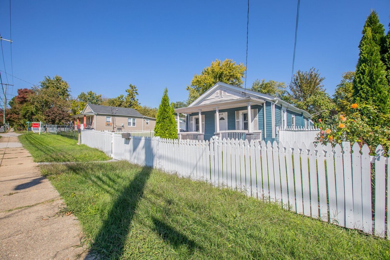 Primary Photo - Charming 4 BR/2 BA Single-Family Home in F...