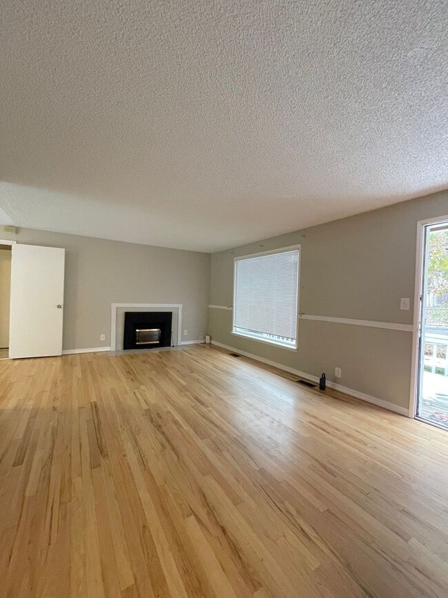 Building Photo - 4Bd/2Ba Shoreline House