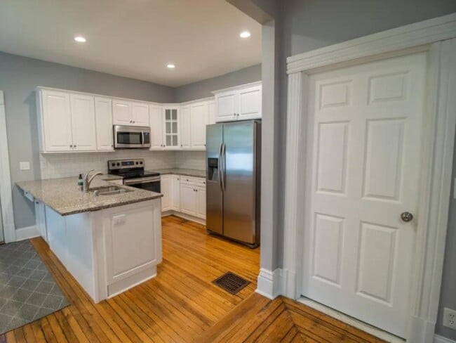 Building Photo - 514 W 31st St