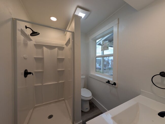 Building Photo - NW 9th &amp; Furnish Duplex