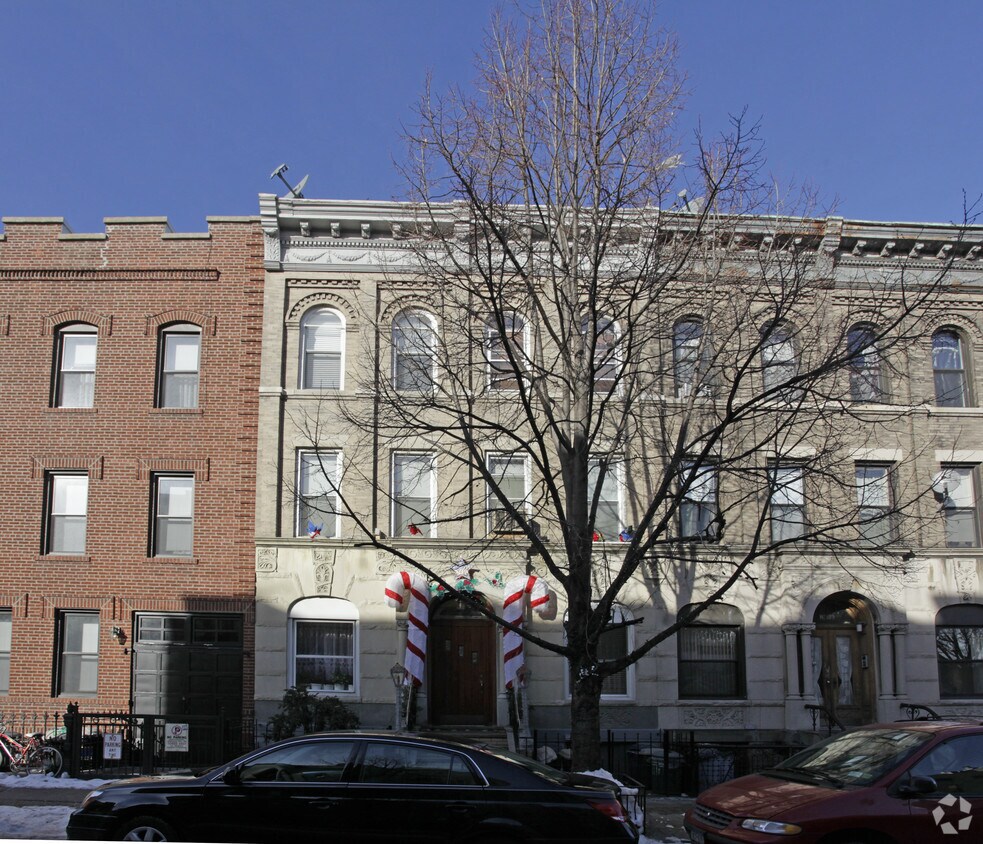 Building Photo - 197 Java St