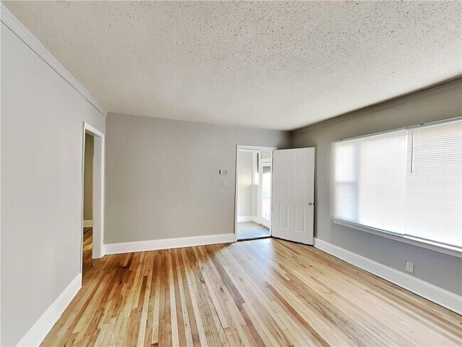 Building Photo - 450 Westmeath Dr SW