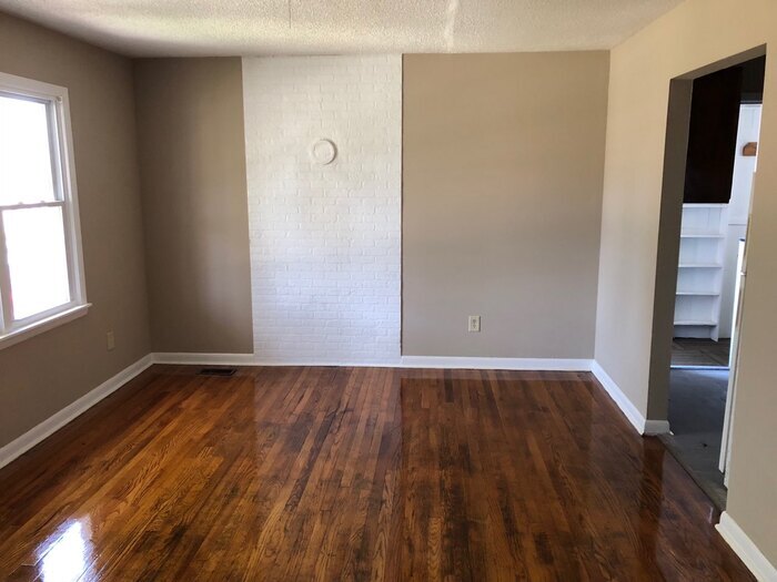 Building Photo - 3 Bedroom Brick House for Rent