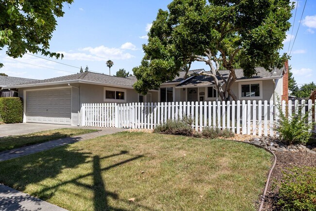 Foto del edificio - TENTATIVELY RENTED Updated 4 Bedroom 2 Bat...