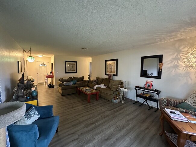 Foto del edificio - 3 bedroom, 2 bathroom home in Palm Bay wit...