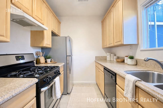 Building Photo - 7575 Melrose Ave