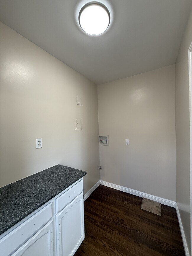 Foto del edificio - 3111 Jeffries Ave