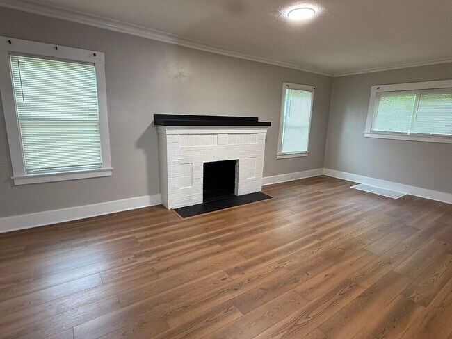 Foto del edificio - Updated and Spacious 3-4 Bedroom, 2 Story ...