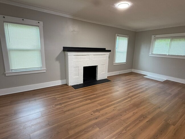 Building Photo - Updated and Spacious 3-4 Bedroom, 2 Story Home Located on North Side of Youngstown