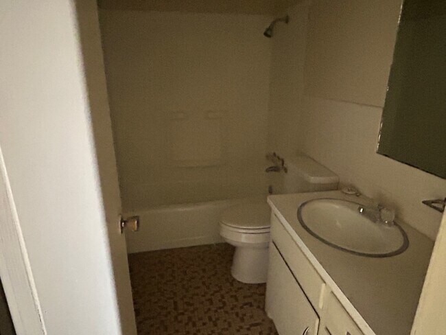 Building Photo - 1900 W 9th St