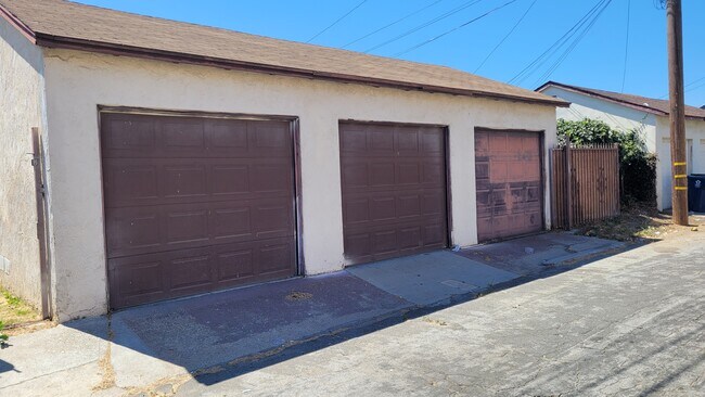 One car garage - 10846 S Manhattan Pl