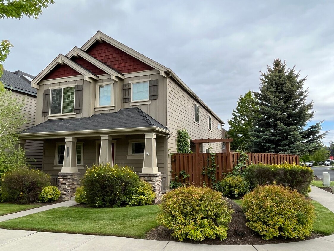Foto principal - Spacious SE Bend 3 Bed/2.5 Bath on Corner ...