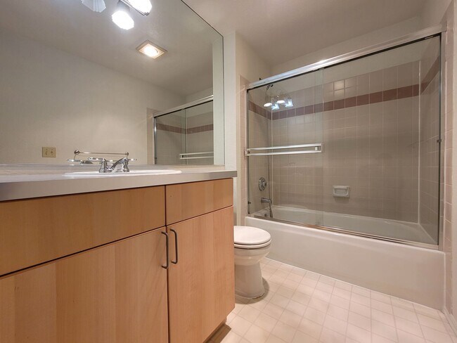 Foto del edificio - Top-Floor Condo near Bellevue Downtown