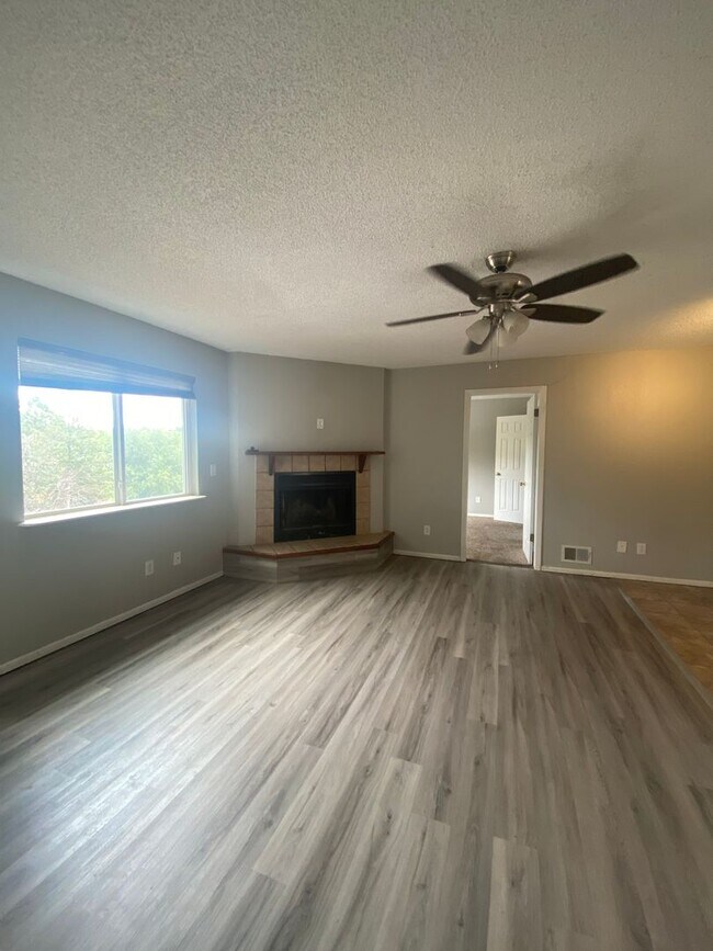 Foto del edificio - Move into this beautiful 2 bed 2 bath apar...
