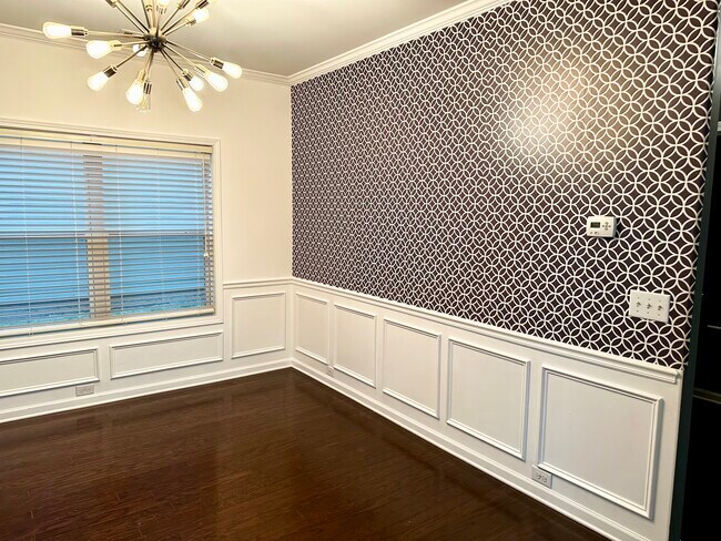 Building Photo - 3885 Lake Manor Way